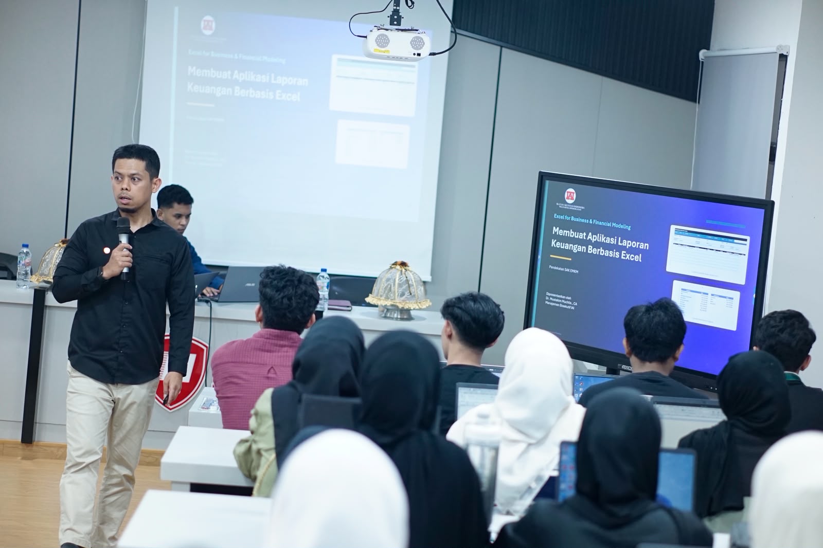 Kuasai SAK EMKM, Mahasiswa Akuntansi ITB Nobel Indonesia Rancang Aplikasi Laporan Keuangan Otomatis Berbasis Excel
